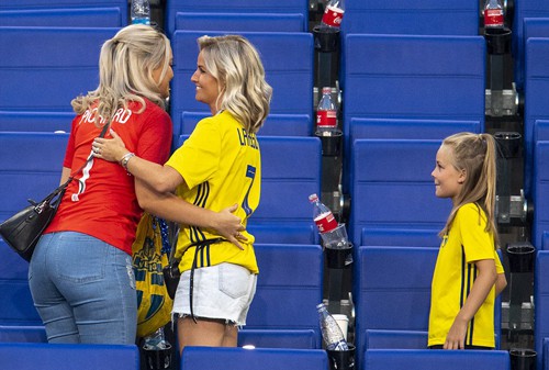 Bạn gái thủ môn Jordan Pickford (trái) sau đó làm quen người đẹp Tina, “một nửa” của tiền vệ Sebastian Larsson (đội Thuỵ Điển).
