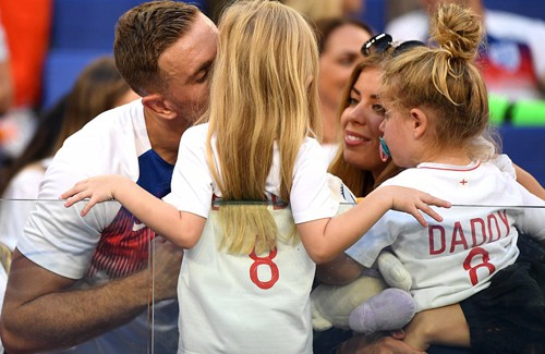 Jordan Henderson hôn con gái Alexa (3 tuổi), Alba (1 tuổi) mừng chiến thắng cùng vợ Rebecca.