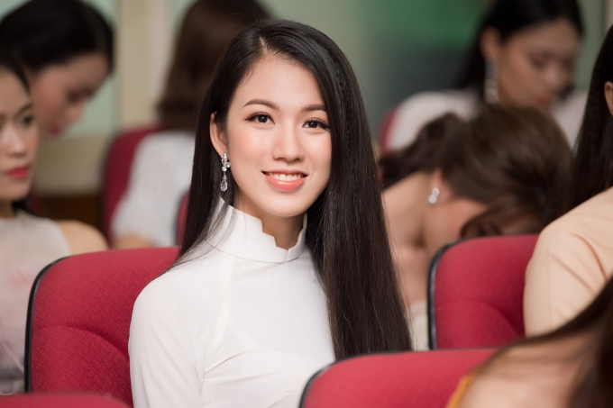 Tuyết Trang sở hữu gương mặt thanh tú, được đánh giá phù hợp với Hoa hậu Việt Nam. Cô tốt nghiệp Đại học Ngoại thương và hiện làm biên tập viên tại Đài truyền hình VTV.