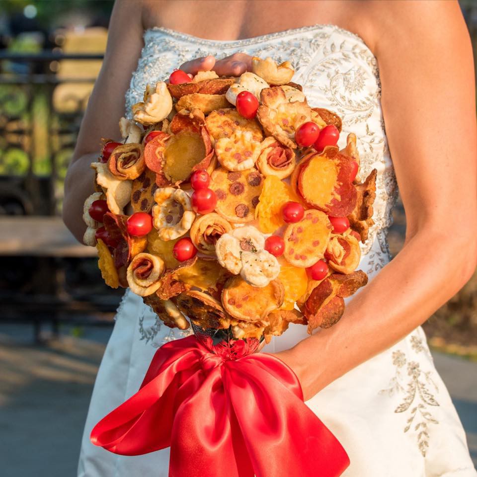 Một ý tưởng hay ho mà các cô dâu có thể nghĩ đến: bó hoa cưới toàn là pizza và có thể ăn được - Ảnh 1.