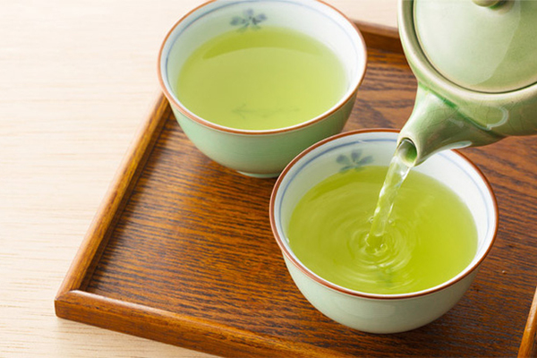Trà xanh Trong trà xanh có chứa nhiều polyphenol, đặc biệt là catechins có tác dụng làm ức chế tế bào ung thư trong cơ thể.