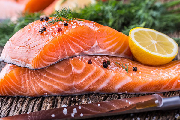 Cá hồi Hàm lượng axit béo Omega 3 cao trong cá hồi giúp bảo vệ da từ bên trong, đồng thời, làm trẻ hoá da, ngăn ngừa