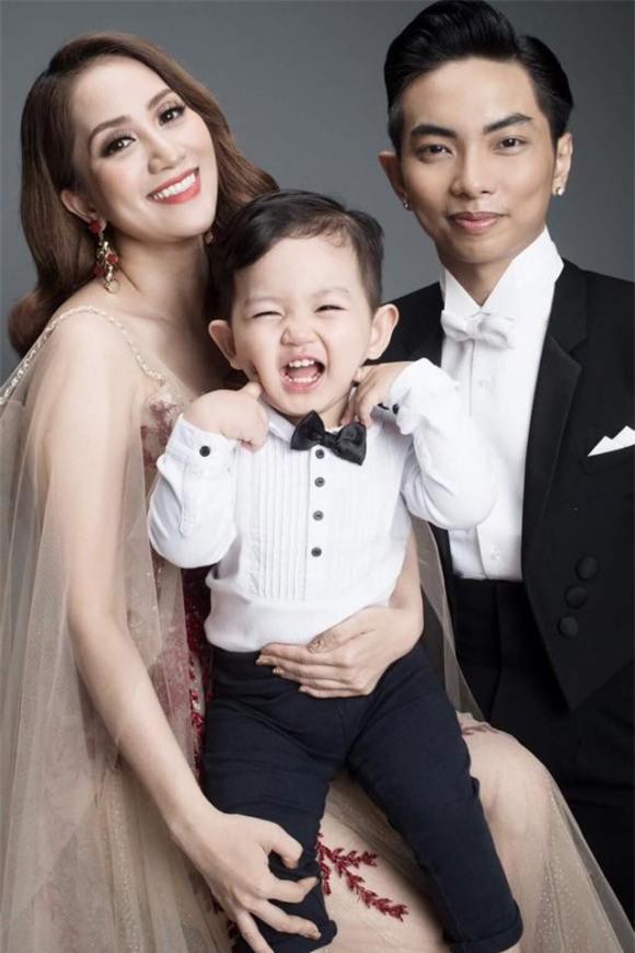 Gia đình hạnh phúc của Khánh Thi.