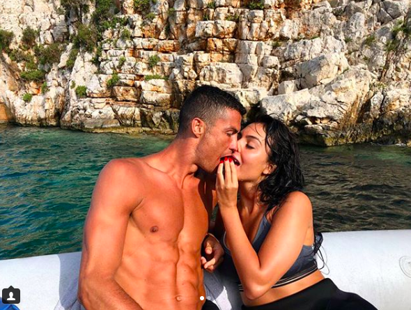 Giữa tin đồn sang Juventus, Ronaldo đi biển nghỉ mát cùng bạn gái xinh đẹp - Ảnh 1.