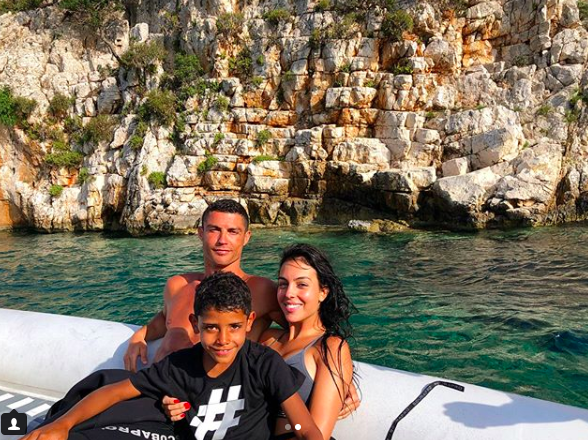 Giữa tin đồn sang Juventus, Ronaldo đi biển nghỉ mát cùng bạn gái xinh đẹp - Ảnh 2.