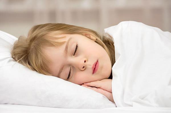 Trẻ nhỏ cần được ngủ đủ giấc và đi ngủ đúng giờ hình ảnh