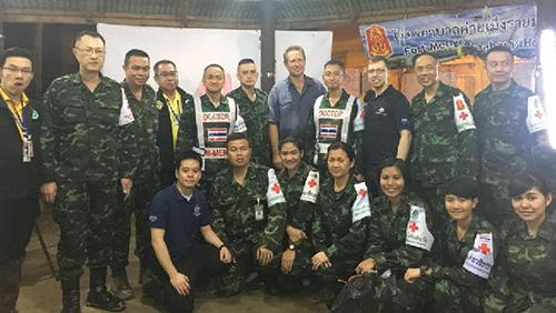 Harris (giữa) chụp ảnh cùng nhóm bác sĩ Thái Lan sau khi chiến dịch giải cứu kết thúc hôm qua. Ảnh: Office of the Minister of Foreign Affairs.