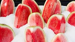 Những bệnh lý nguy hiểm có thể mắc phải khi ăn dưa hấu sai cách vào mùa hè