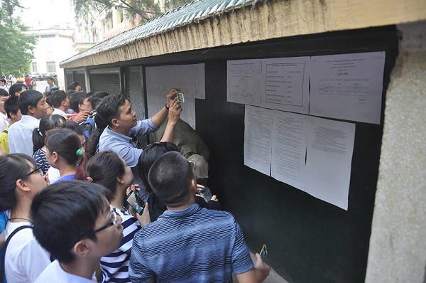 Kỳ tuyển sinh vào lớp 10 tại Hà Nội năm nay lùm xùm chuyện rút nộp hồ sơ tại một số trường dân lập.