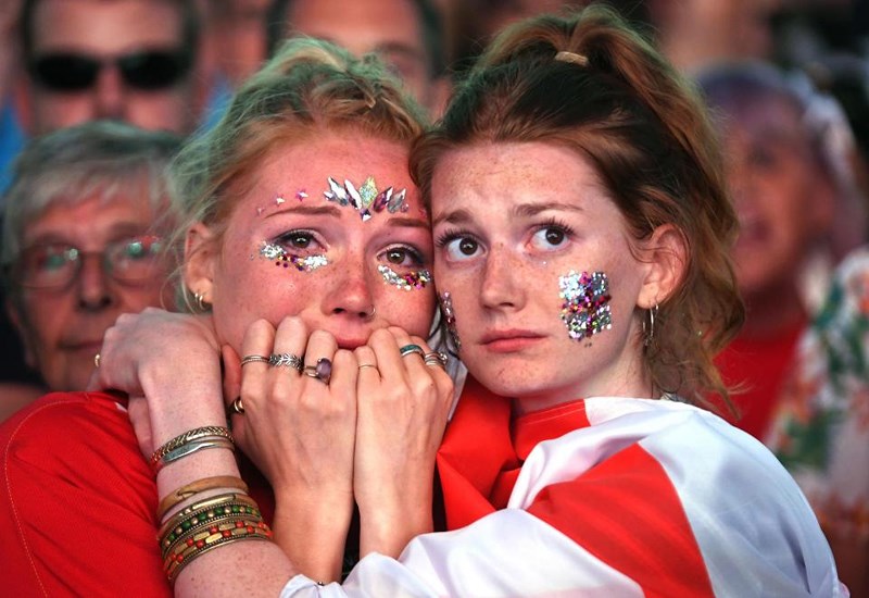 Thua cay đắng Croatia, Fan Anh đau đớn bật khóc nức nở - ảnh 2