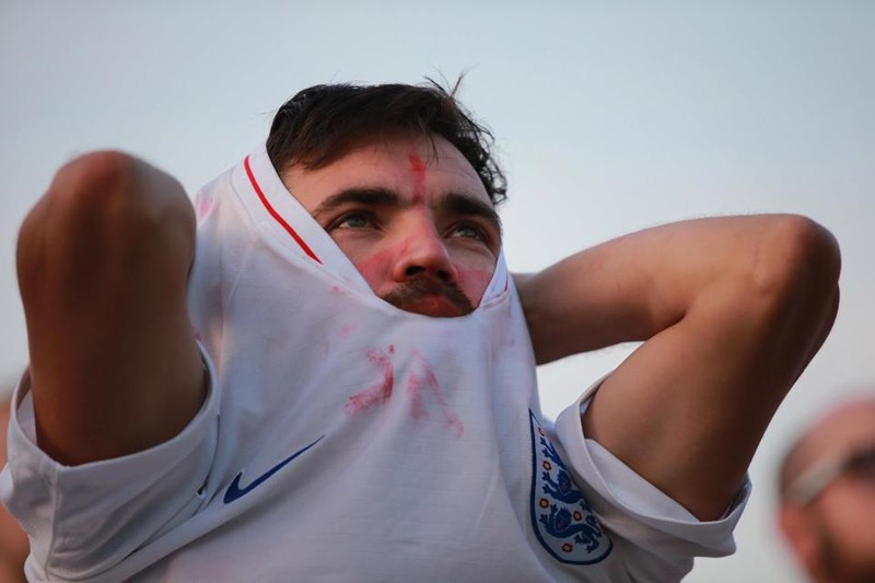 Thua cay đắng Croatia, Fan Anh đau đớn bật khóc nức nở - ảnh 20