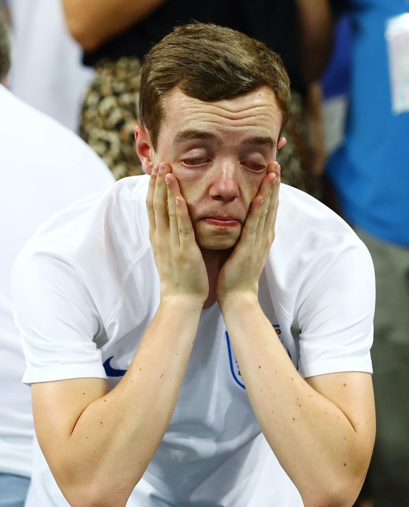 Thua cay đắng Croatia, Fan Anh đau đớn bật khóc nức nở - ảnh 12