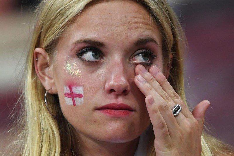 Thua cay đắng Croatia, Fan Anh đau đớn bật khóc nức nở - ảnh 11