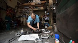 Người đàn ông sống 1/3 cuộc đời bên những chiếc Vespa cổ