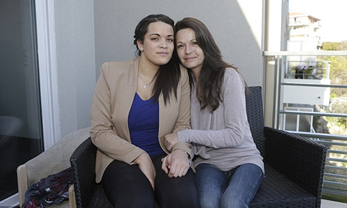 Bà Sophie Serrano (phải) và con gái Manon quyết định vẫn sống bên nhau dù không phải là ruột thịt. Ảnh: AP