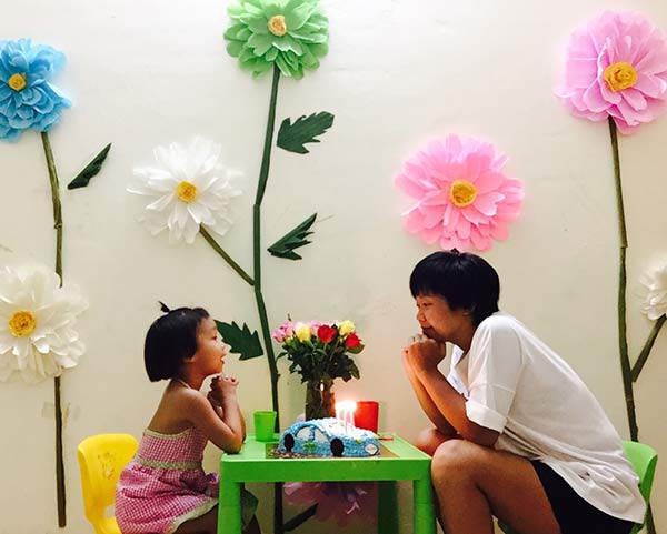 Căn phòng với những bông hoa chính là món quà mà chị Lam Linh dành tặng cho con gái.