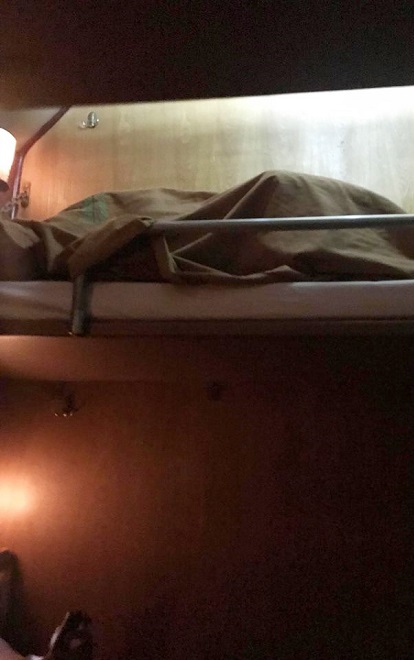 Mới đây nhất là hình ảnh đôi tình nhân trẻ quyết “ủ ấm” cho nhau trên tầng 2 giường nằm của tàu hỏa.