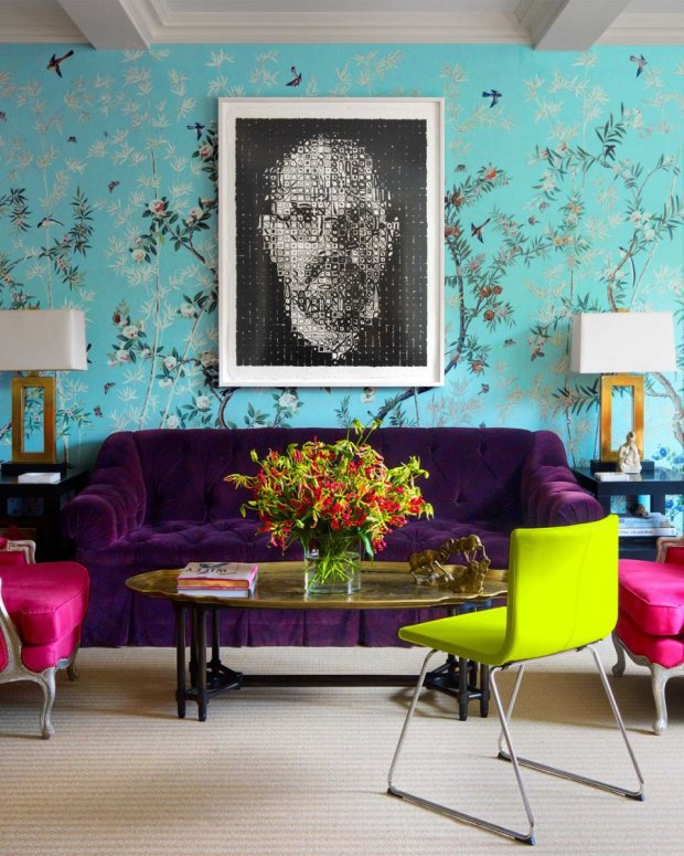 Chiếc ghế sofa màu tím đậm nổi bật trong căn phòng đầy màu sắc này tạo nên một tổng thể ấn tượng.