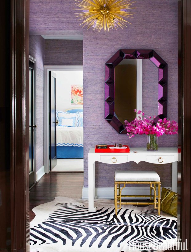 Một tấm gương màu tím đậm với bức tường tím nhạt đem đến sự nhẹ nhàng, yên bình nhưng vẫn có điểm nhấn cho căn phòng.