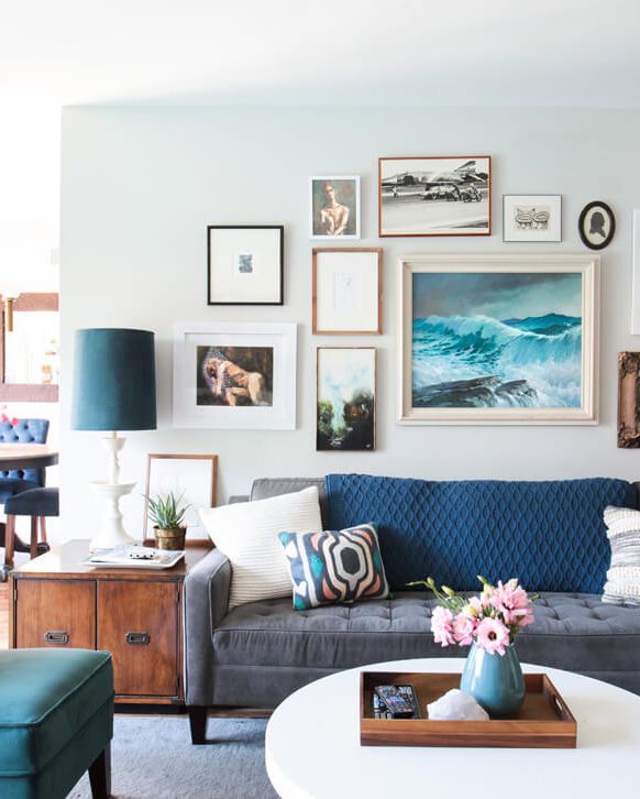 Bạn có nhận ra vật dụng gì màu tím cho căn phòng? Đó chính là chiếc ghế sofa màu tím nhạt được kết hợp tuyệt vời với gam màu xanh mát của căn phòng.