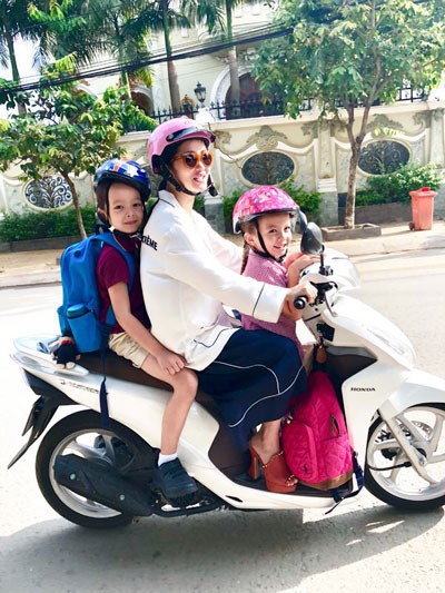 Hồng Nhung chia sẻ ảnh đưa đón hai con đi học bằng xe máy sau khi công khai thông tin ly hôn chồng Tây khiến khán giả thích thú.
