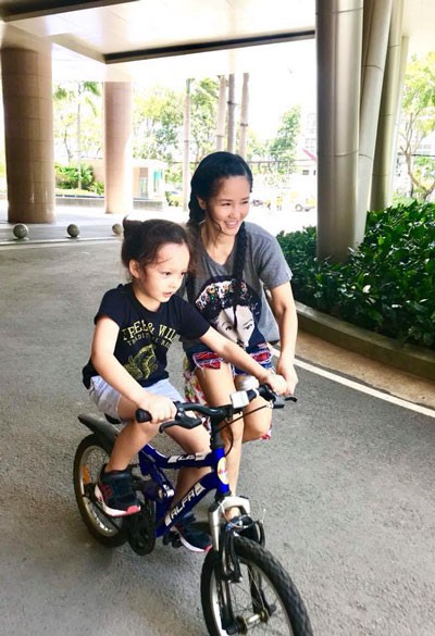 Hồng Nhung dạy con trai, bé Tôm đi xe đạp (Ảnh: Linh Pupe)