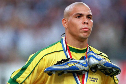 Người ngoài hành tinh Ronaldo lên cơn động kinh trước trận chung kết World Cup 1998. Ảnh: AL.