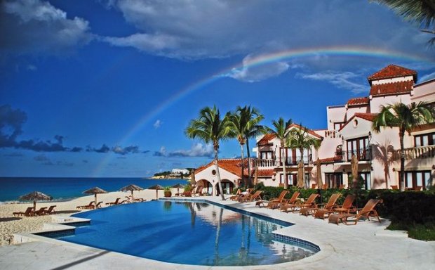 3. Frangipani Beach Resort, AnguillaẨn mình trong vùng biển phía bắc Caribbean, khách sạn boutique do gia đình điều hành này có 19 phòng nghỉ và căn suite. Tại đây, du khách có thể xả stress với nhiều môn thể thao dưới nước như lướt sóng, môtô nước cho tới khám phá vịnh Meads trên du thuyền, spa trên bãi biển.