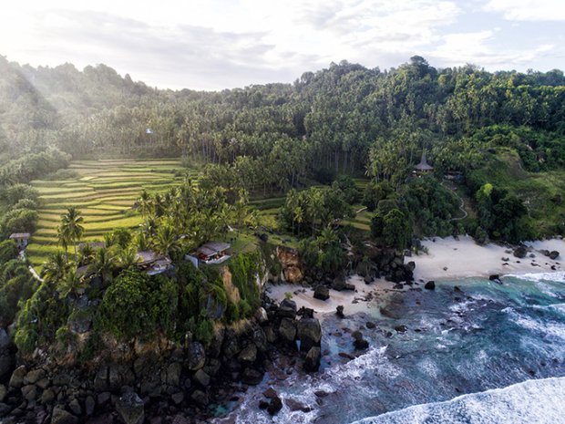 9. Nihi Sumba Island, IndonesiaNằm cách bờ đông đảo Bali 400 km, khu nghỉ dưỡng này nổi tiếng với nhiều trải nghiệm dành cho du khách lưu trú, từ spa, yoga, lướt sóng, đến đua ngựa trên bờ biển, lặn săn cá, thăm nhà máy chocolate.