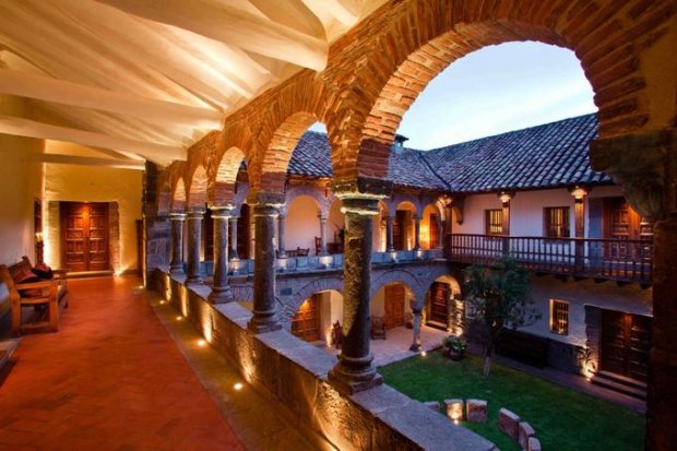 4. Inkaterra La Casona, Cuzco, PeruCũng nằm ở vị trí thứ tư là khách sạn boutique đầu tiên ở thành phố Cusco. Địa chỉ lưu trú này nằm trong quảng trường Plaza de las Nazarenas. Trang viên có từ thế kỷ 16 được xây dựng trên trên sân tập cho một đội quân tinh nhuệ của người Inca. Bao quanh sân hiên chính là 11 căn suite có ống khói, sàn có hệ thống sưởi, bồn tắm lớn, nội thất kiểu thuộc địa và các bức tranh tường nguyên gốc.