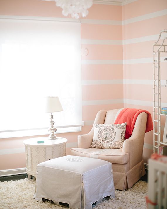 Bức tường hồng với những đường kẻ sọc màu trắng đem đến sự dịu nhẹ và cảm giác ngọt ngào cho căn phòng của bé yêu.