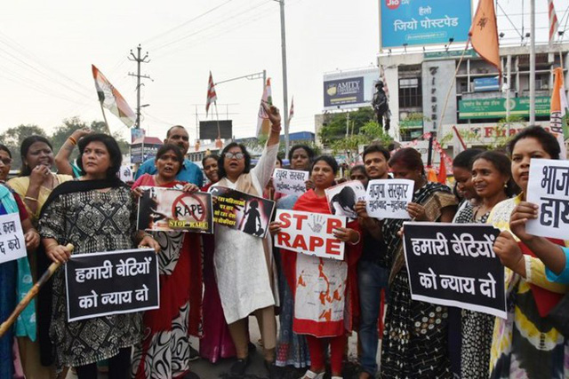 Các nhà hoạt động biểu tình chống nạn hiếp dâm tại Ấn Độ. Ảnh: AFP.