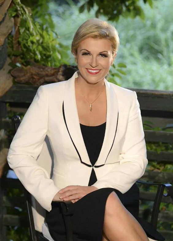Nữ tổng thống sang trọng với đầm đen và khoác 1 chiếc vest trắng có phần cổ được nhấn nhá khoác bên ngoài.