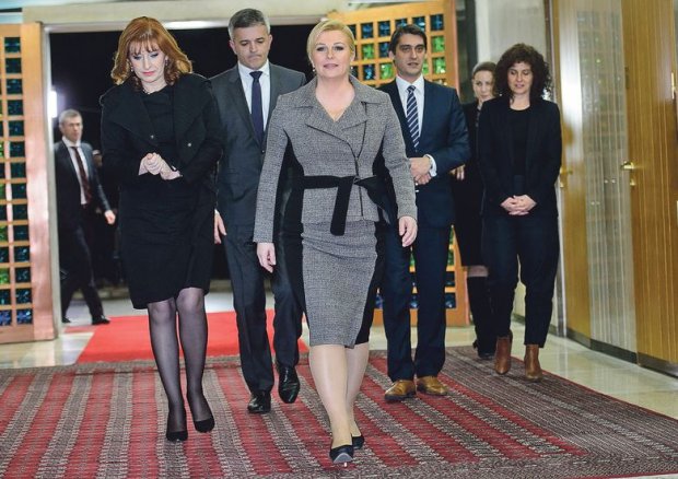 Không chỉ khiến thế giới phát cuồng vì tính cách dễ thương, nữ Tổng thống Croatia còn làm say lòng phái đẹp với gu ăn mặc tinh tế