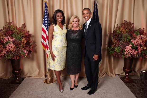 Bà Kolinda diện 1 chiếc váy ren ôm dài qua gối tôn các đường cong cơ thể khi hội ngộ cùng vợ chồng tổng thống Obama.