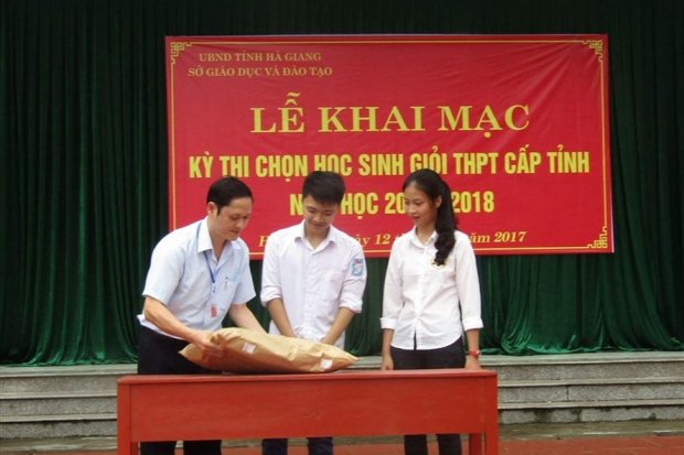 Ông Vũ Trọng Lương (ngoài cùng bên trái) trong một hoạt động của kỳ thi học sinh giỏi tỉnh Hà Giang. Ảnh: báo Lao Động.