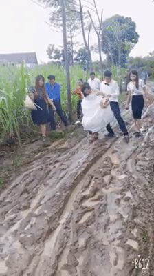 Clip đám cưới mùa mưa lũ: Cặp đôi cùng họ hàng 2 bên áo quần tươm tất lội bùn rước dâu khiến cư dân mạng thích thú