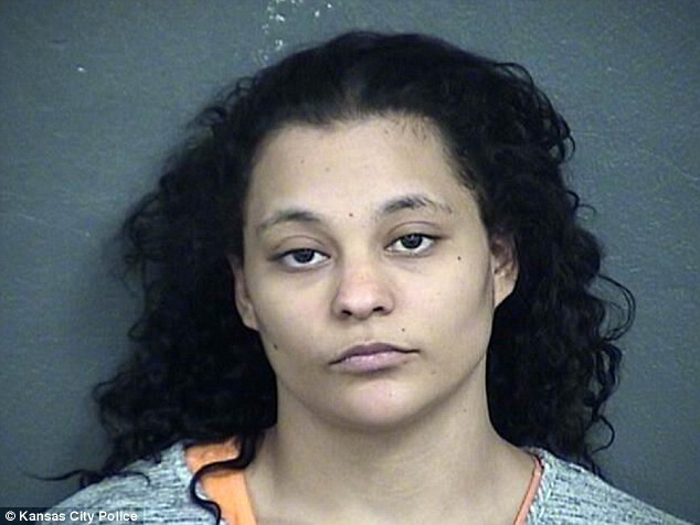 Azzie Watson, 25 tuổi, bị buộc tội để 2 người đàn ông thay phiên nhau hãm hiếp con gái mình.