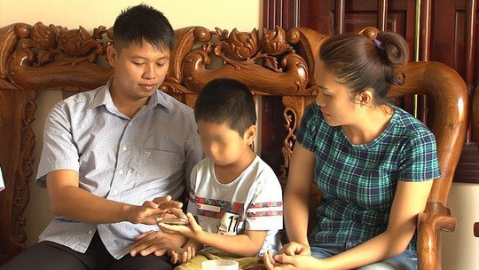 Anh Phùng Giang Sơn, chị Phùng Thị Thu Hiền cùng người con anh chị đã nuôi 6 năm qua