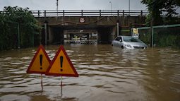 Mưa ngập khắp Hà Nội, dịch vụ khéo xe qua nước đắt khách