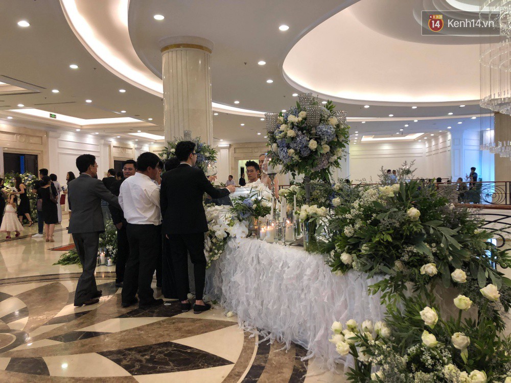 Cận cảnh không gian tiệc cưới ngập tràn hoa tươi nơi diễn ra hôn lễ của Tú Anh và vị hôn phu - Ảnh 2.
