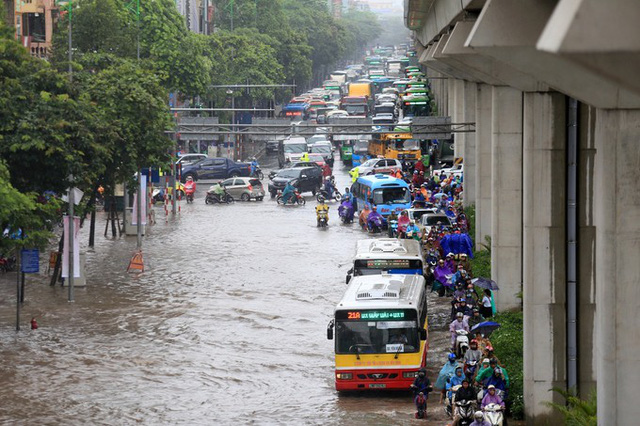 Trong 12 giờ qua, cửa ngõ phía Tây Hà Nội mưa rất to. Hướng từ quốc lộ 6 vào trung tâm bị tê liệt ở nhiều đoạn, như Yên Nghĩa (Hà Đông).