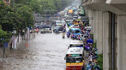 Cảnh đường phố Hà Nội ngập trong biển nước sau cơn mưa dài