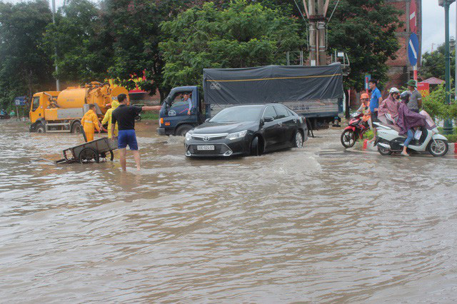 Trận mưa lớn kéo dài trong nhiều ngày đã khiến cho một số tuyến phố ở Hà Nội ngập nặng. Tại khu vực Đại lộ Thăng Long, nước ngập sâu cả mét, các phương tiện ùn ứ không thể di chuyển