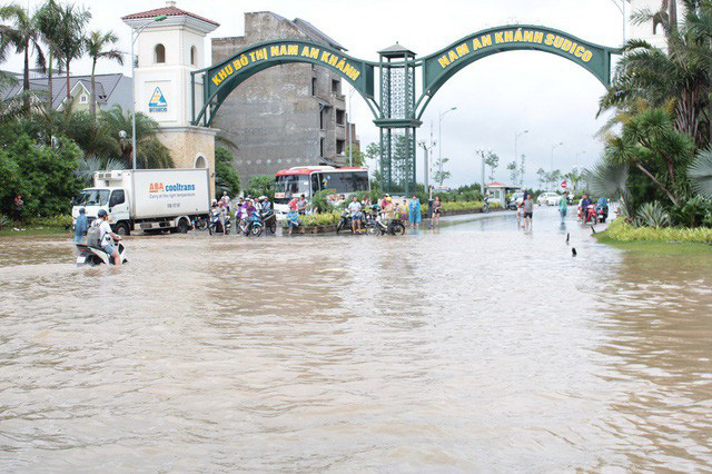 Tính đến 16h ngày 21/7, tại khu đô thị Nam An Khánh và Đại Lộ Thăng Long nước ngập vẫn rất sâu, chưa có dấu hiệu rút.