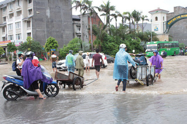 Tình trạng ngập lụt tương tự cũng xảy ra tại khu đô thị Nam An Khánh (Hoài Đức, Hà Nội). Tính đến đầu giờ chiều ngày 21/7, nước vẫn ngập sâu, các phương tiện không thể di chuyển buộc phải thuê xe cứu hộ hoặc xe ba gác.