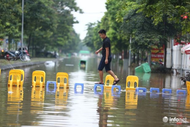 Trận mưa lớn ở Hà Nội sau nhiều ngày nhấn chìm nhiều tuyến phố của Hà Nội vào biển nước. Khu vực thiên đường Bảo Sơn có nhiều đoạn ngập sâu cả mét, người dân phải kê ghế làm cầu phao băng qua nước.
