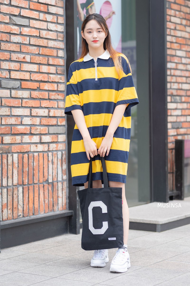 Street style ngập tràn áo phông đẹp rụng rời của giới trẻ Hàn tuần qua chứng minh đây luôn là item số 1 của mùa hè - Ảnh 10.