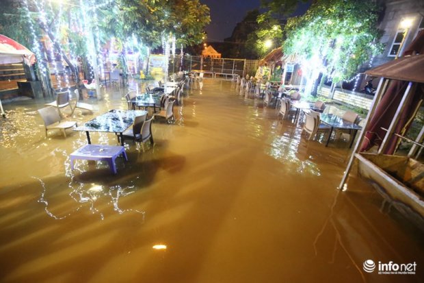 Nhiều nhà hàng, quán ăn bị dòng nước nhấn chìm cả ngày không rút.