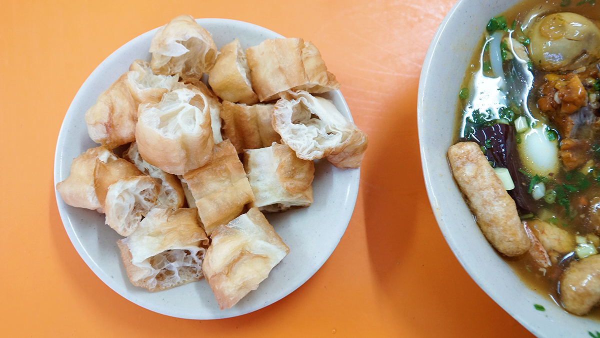 Quán vỉa hè Sài Gòn bán gần 1.000 tô bánh canh cua mỗi ngày